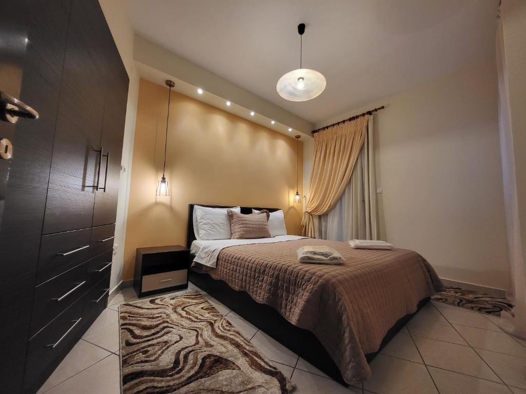 Angel Apartment في بوليغيروس: غرفة نوم بسرير كبير مع سجادة
