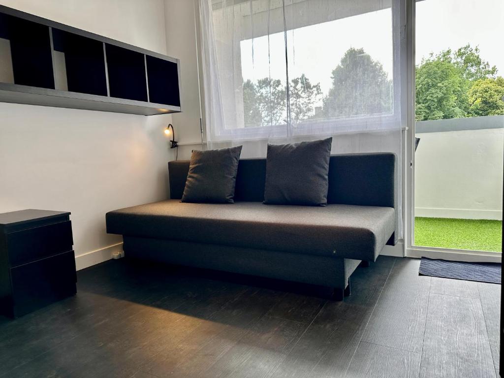- un canapé dans une pièce avec 2 fenêtres dans l'établissement Happy Studio terrace, à Schiltigheim