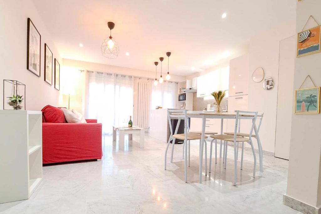 sala de estar con sofá rojo y mesa en Wonderful Renovated apartment with Terrace and Parking - Benakey, en Le Cannet