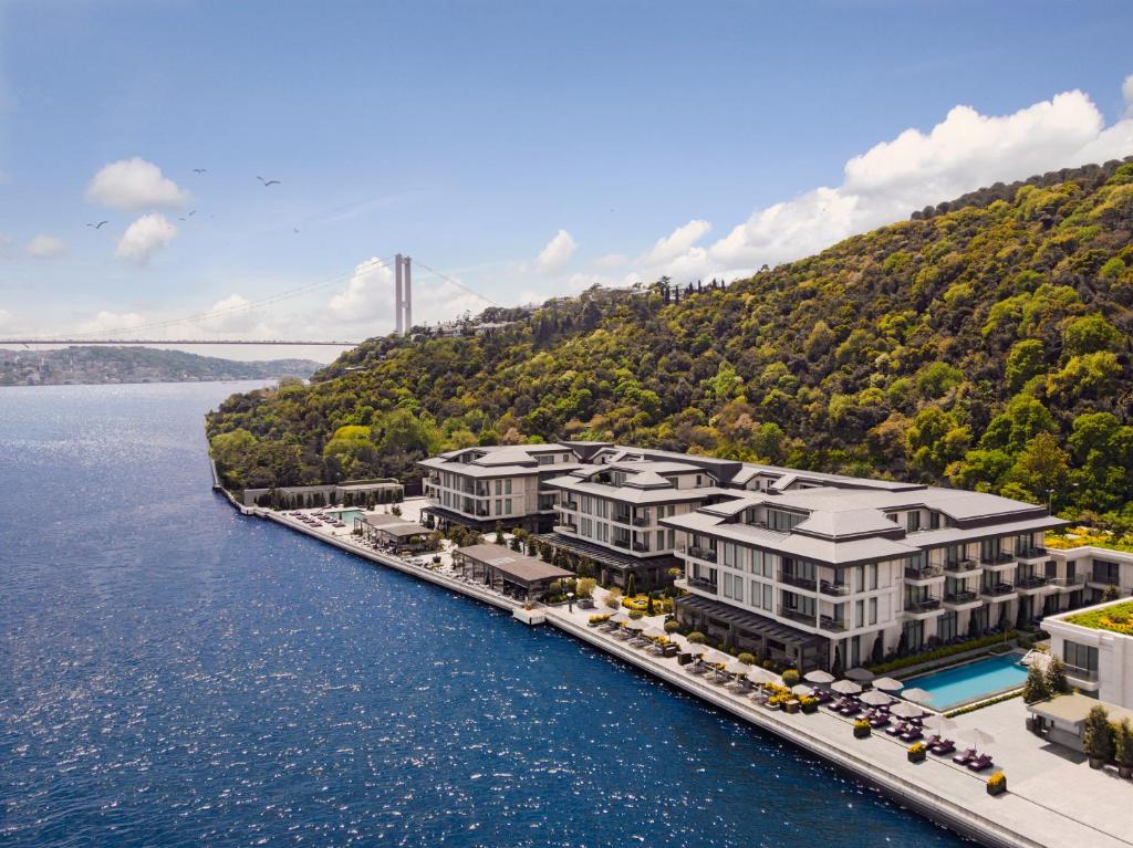 - une vue aérienne sur un complexe sur l'eau dans l'établissement Mandarin Oriental Bosphorus, Istanbul, à Istanbul
