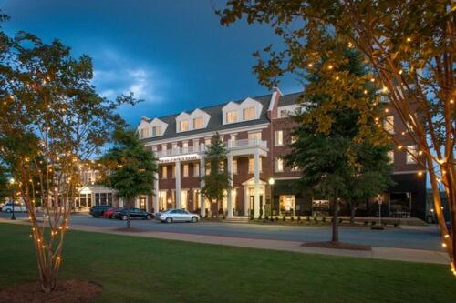 um grande edifício ao lado de uma rua em The Inn at Patrick Square em Clemson