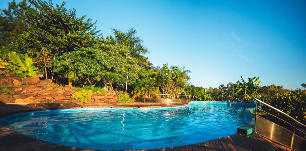 uma piscina com água azul num resort em Irová Apart Hotel em Posadas