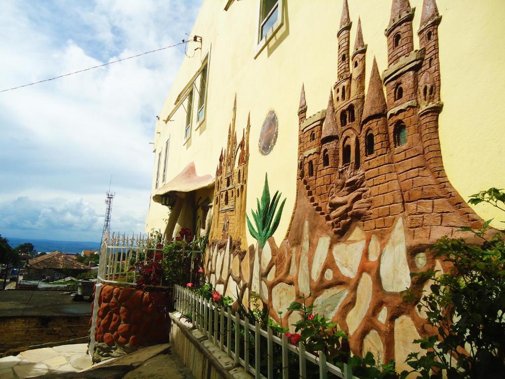 un edificio con una pintura a un lado. en Pousada Reino Encantado - São Thomé das Letras - Minas Gerais, en São Thomé das Letras