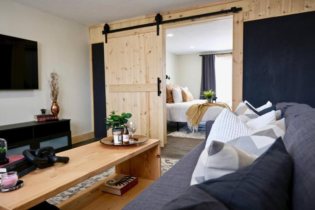 Golden Spike Stable Getaway - hotel rooms