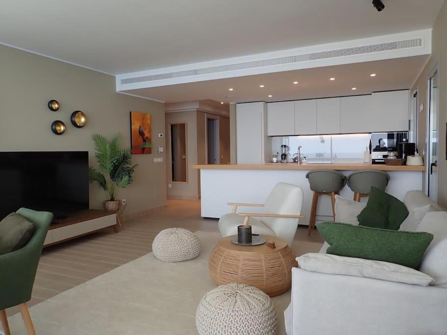sala de estar con muebles blancos y cocina en Higueron 3 bed/2bath modern flat en Fuengirola