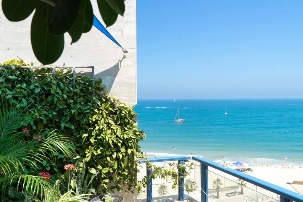 d'un balcon offrant une vue sur la plage et l'océan. dans l'établissement 50 meters from the Sea, Ashkelon, à Ashkelon