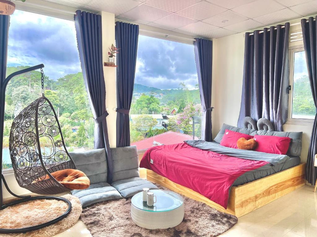 um quarto com uma cama e uma grande janela em Cloud River Homestay em Da Lat