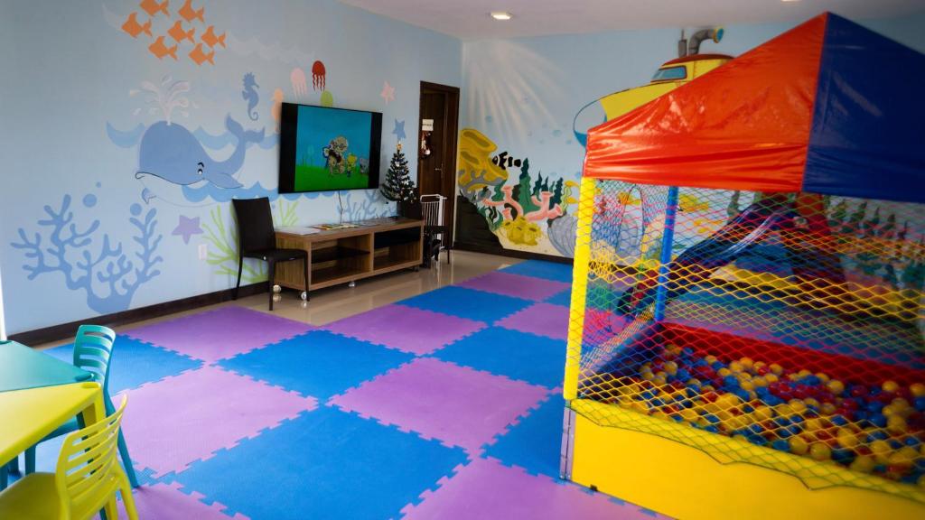 TV a/nebo společenská místnost v ubytování Pontal Praia Hotel