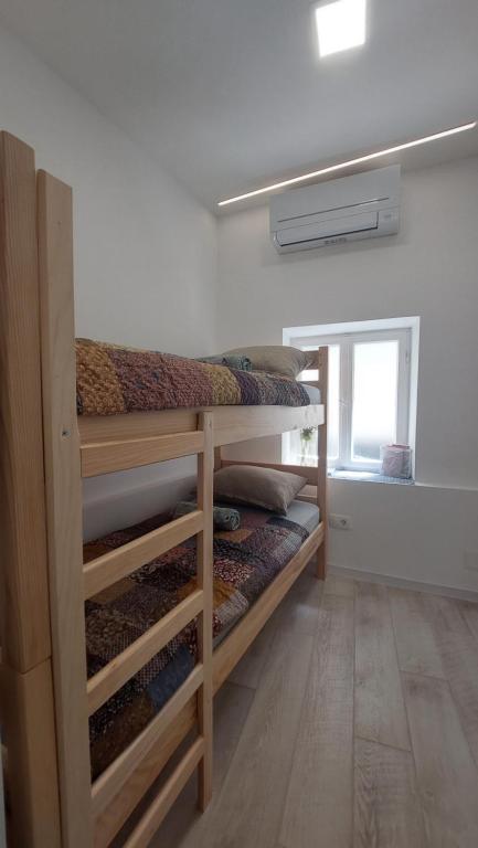Zimmer mit 3 Etagenbetten in einem Zimmer in der Unterkunft Rooms & Studio Apartments Šibenik in Šibenik