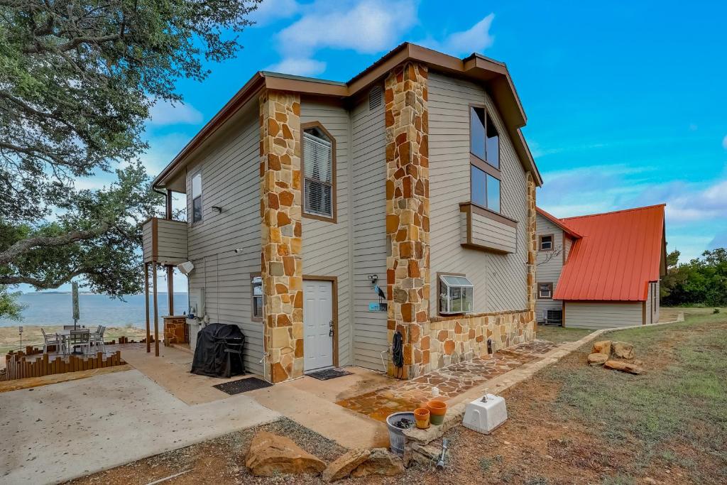 The Heron on Lake Buchanan Dam (EE.UU. Tow)