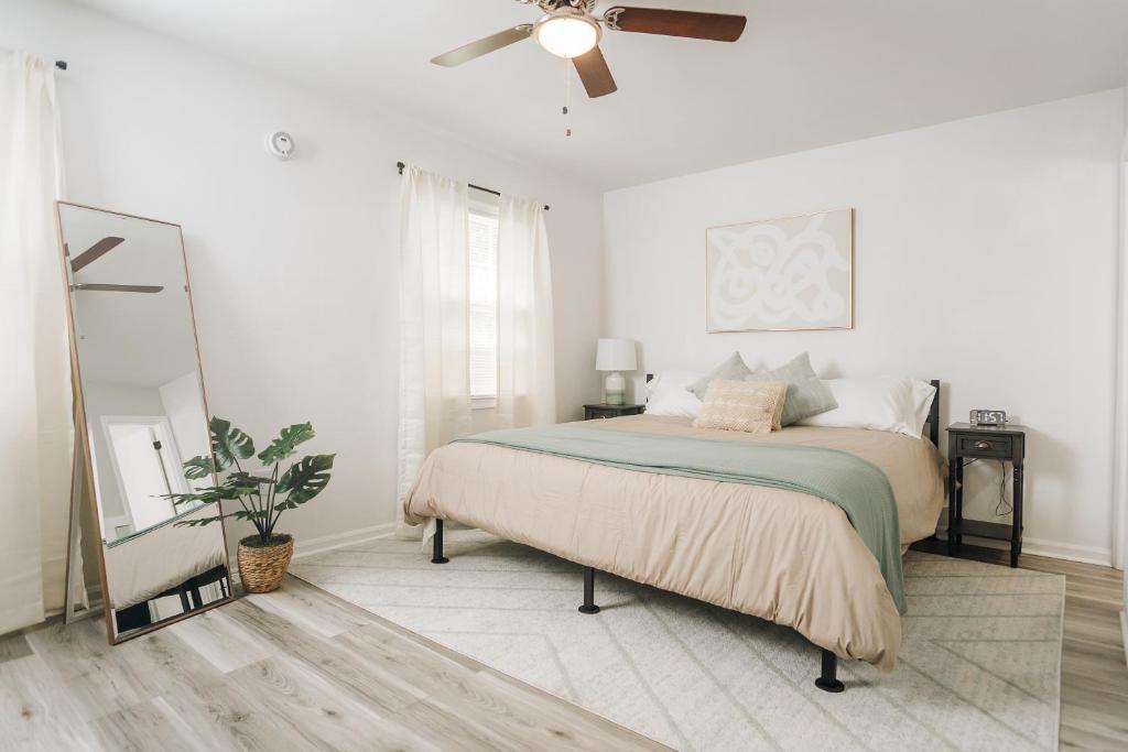 林奇堡的住宿－Tranquil Luxury: Modern Comfort!，一间卧室配有一张床和吊扇