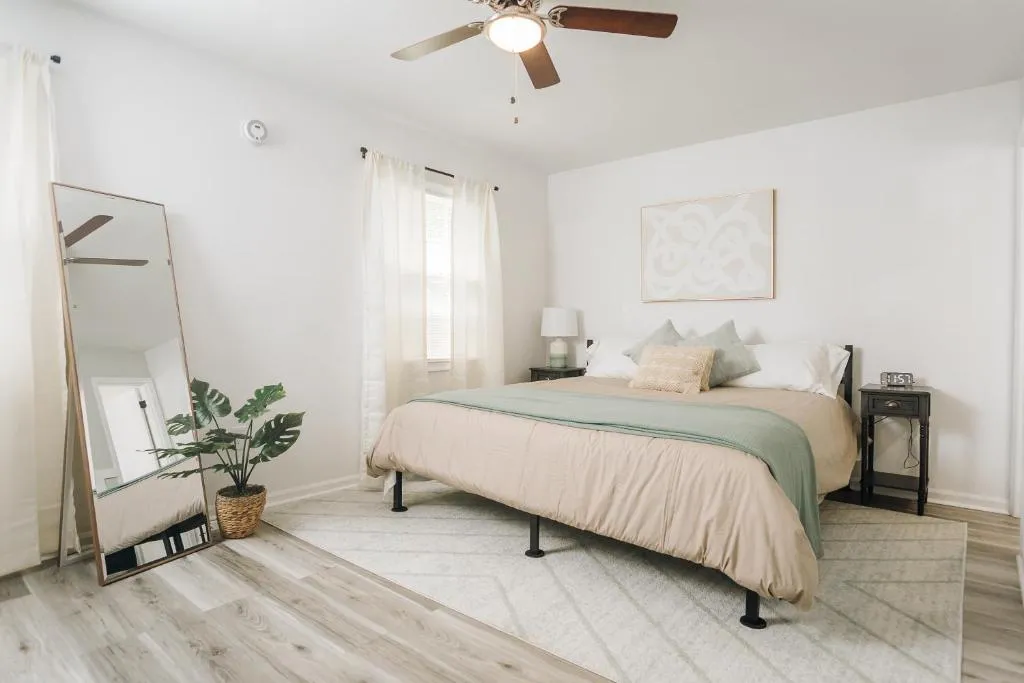 Tranquil Luxury: Modern Comfort! in Lynchburg