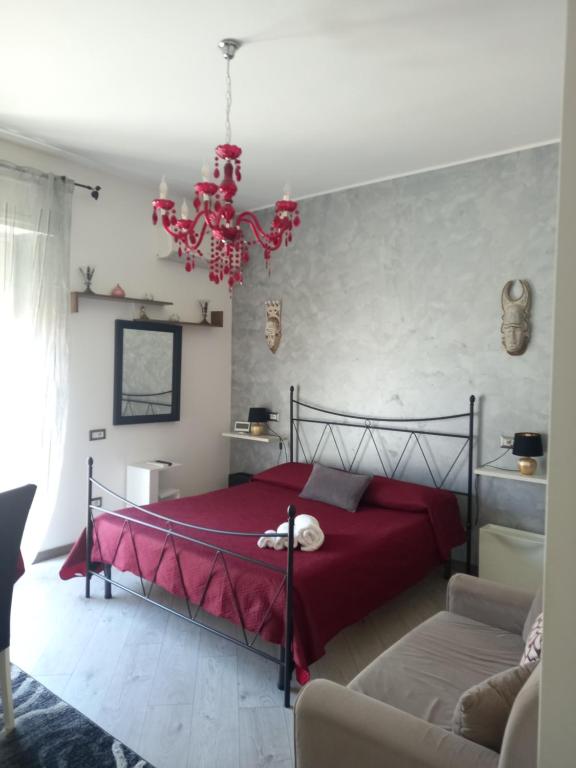 クアルトゥ・サンテーレナにあるI Fioriのベッドルーム1室(赤いベッドカバー付きの大型ベッド1台付)