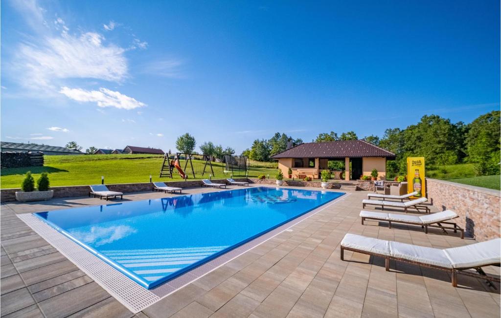Bazén v ubytování Gorgeous Home In Slunj With Kitchen nebo v jeho okolí
