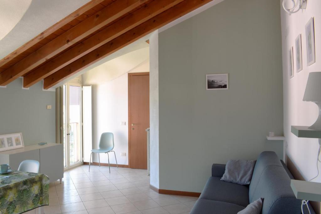 ein Wohnzimmer mit einem Sofa und einem Tisch in der Unterkunft La mansarda in Gussago