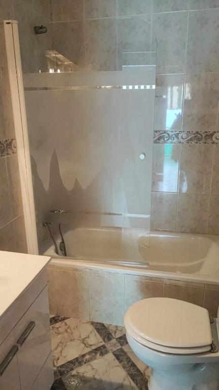 Kúpeľňa v ubytovaní PISO CENTRICO EN PUNTA UMBRIA