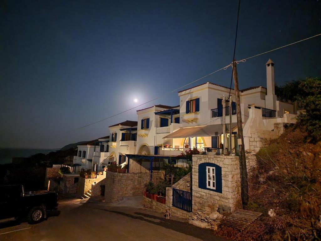 un grupo de casas blancas en una colina por la noche en Stella's Houses en Agia Pelagia - Citera