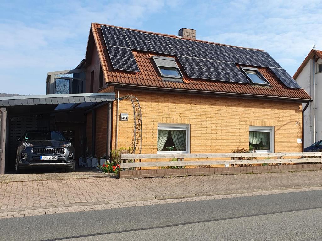 アエルツェンにあるFewo Tina und Günniのソーラーパネル付きの家