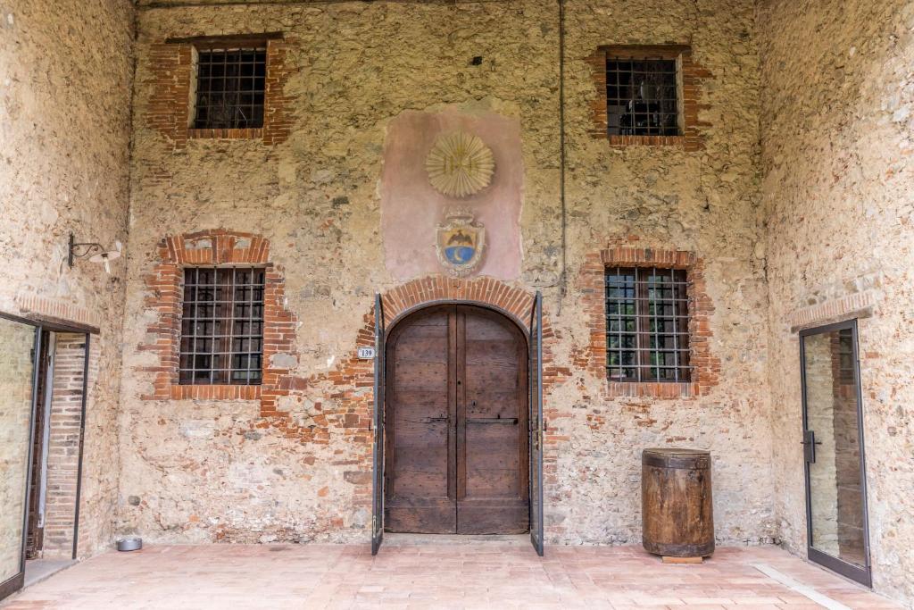 um edifício antigo com uma porta de madeira em Frantoio Del Moscatello em Camaiore