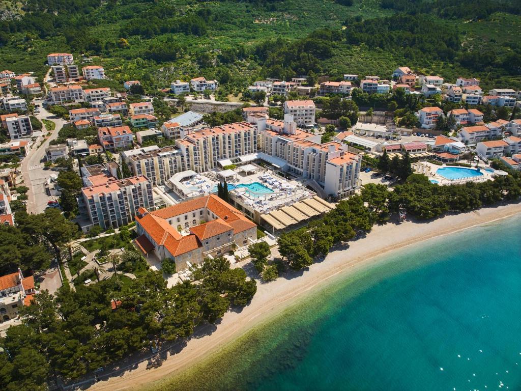 eine Luftansicht eines Resorts am Strand in der Unterkunft Bluesun Hotel Alga in Tučepi