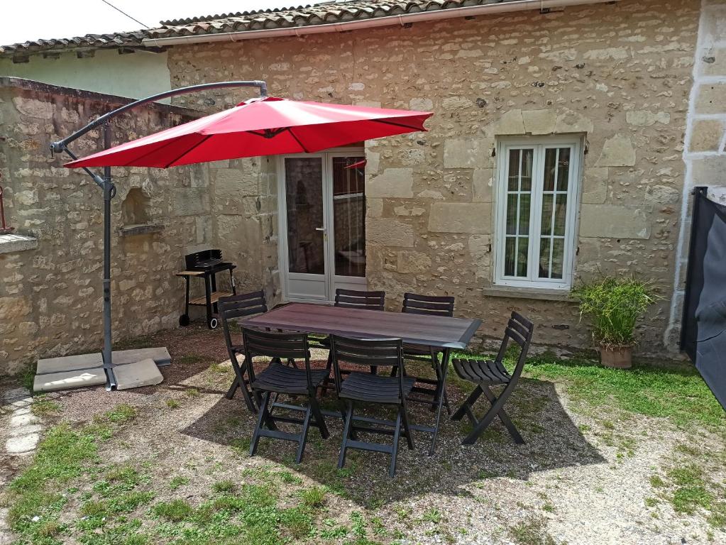 Patio alebo iná vonkajšia časť ubytovania Gite 6 personnes La Floiracaise