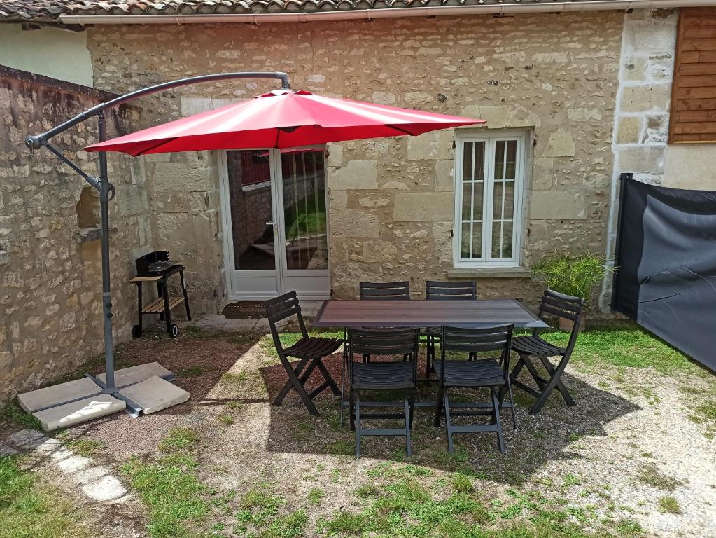 Patio alebo iná vonkajšia časť ubytovania Gite 6 personnes La Floiracaise