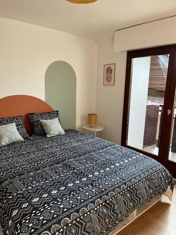 een slaapkamer met een groot bed en een raam bij Terra Residence - Superbe, calme et lumineux in Thonon-les-Bains