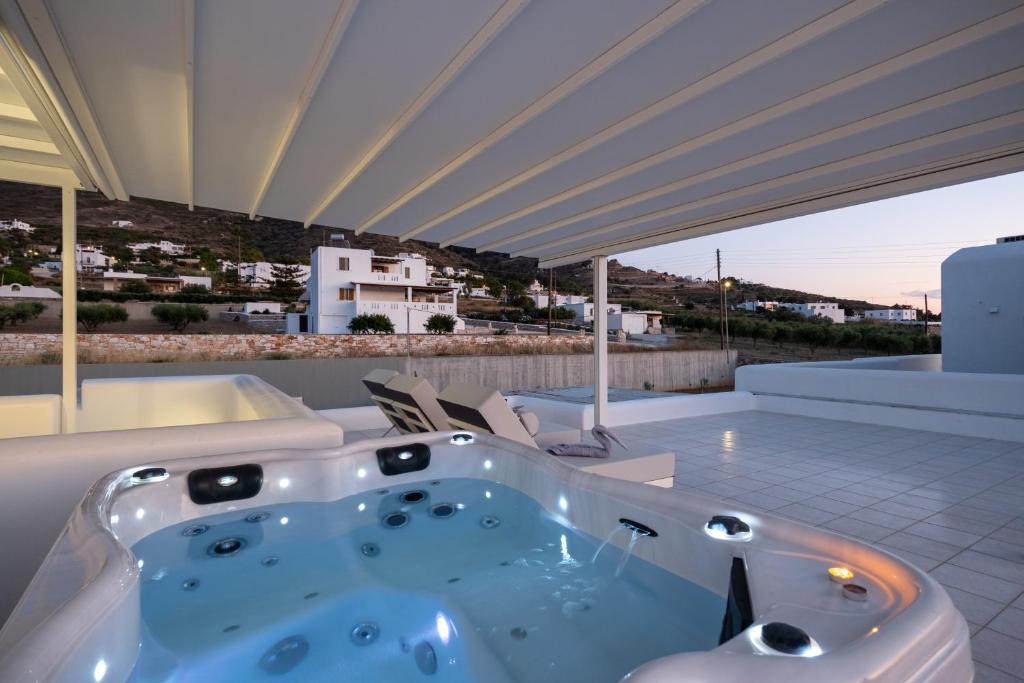 The swimming pool at or close to Panos Apartment Parikia