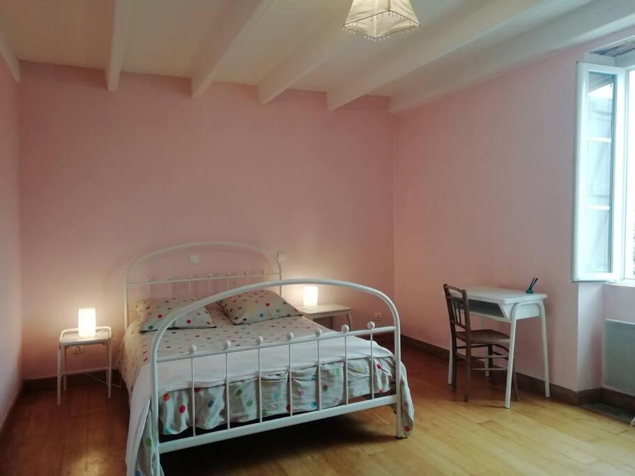 Postel nebo postele na pokoji v ubytování Quercy blanc maison en pierre