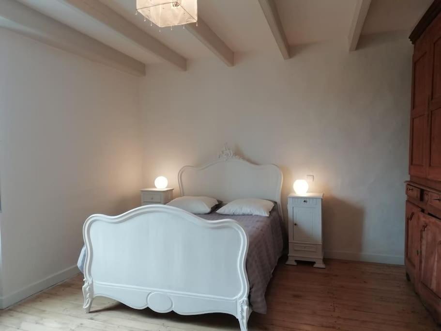Postel nebo postele na pokoji v ubytování Quercy blanc maison en pierre