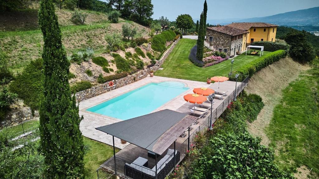 eine Luftansicht eines Hauses mit Pool in der Unterkunft Il Solatio in Cavriglia
