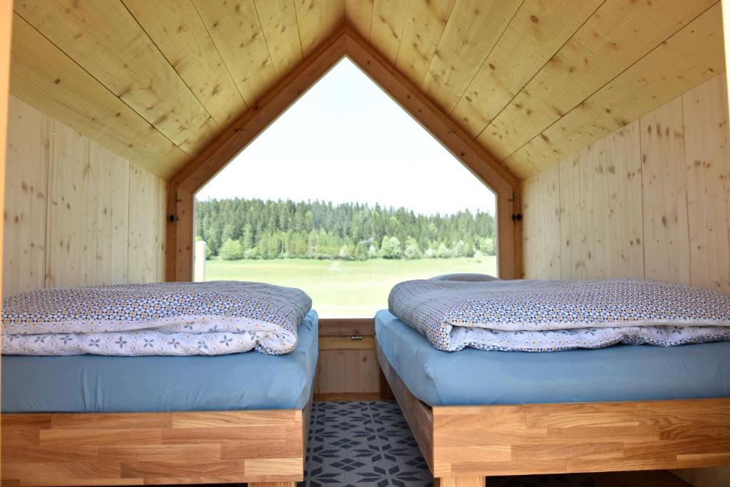 Postel nebo postele na pokoji v ubytování Drosera cabane et roulotte