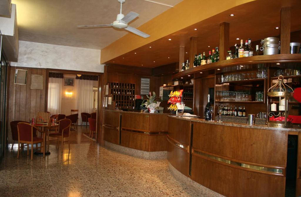 De lounge of bar bij Residence Miralago Rooms & Apartments