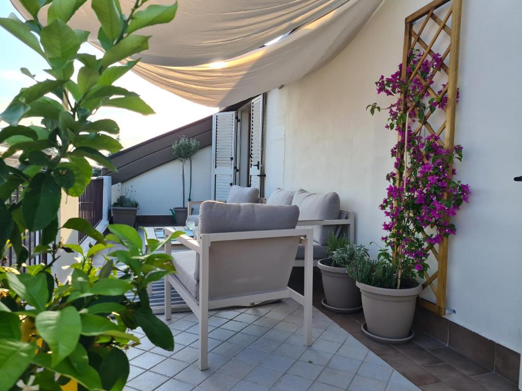 un patio con mesa, sillas y plantas en Rosso di Sera, en Vasto