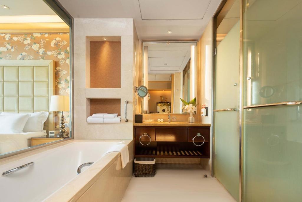 Postel nebo postele na pokoji v ubytování Crowne Plaza Xiangyang by IHG