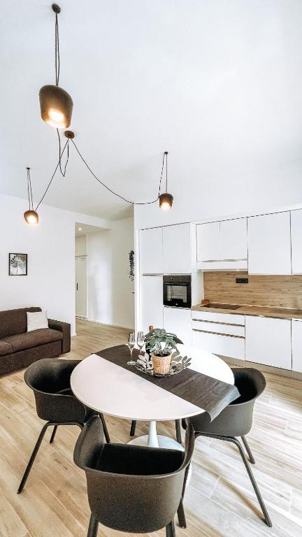 a kitchen and living room with a table and chairs at Casa Monuriki in Rapallo