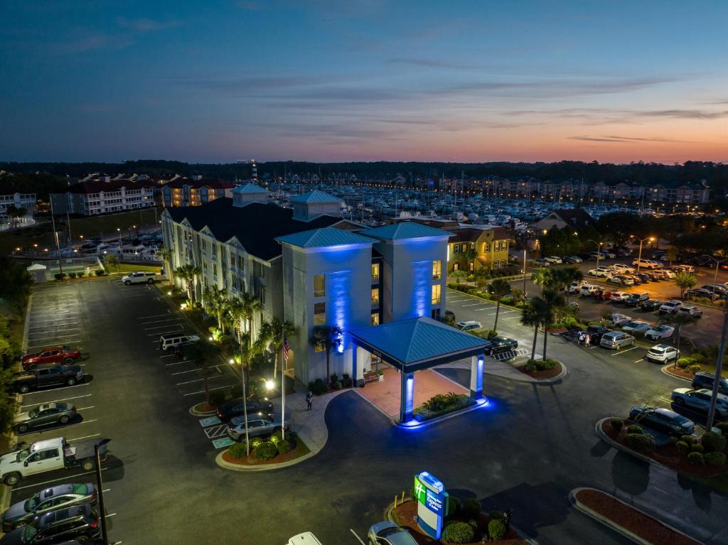 uma vista aérea de um edifício com estacionamento em Holiday Inn Express North Myrtle Beach - Little River, an IHG Hotel em Little River