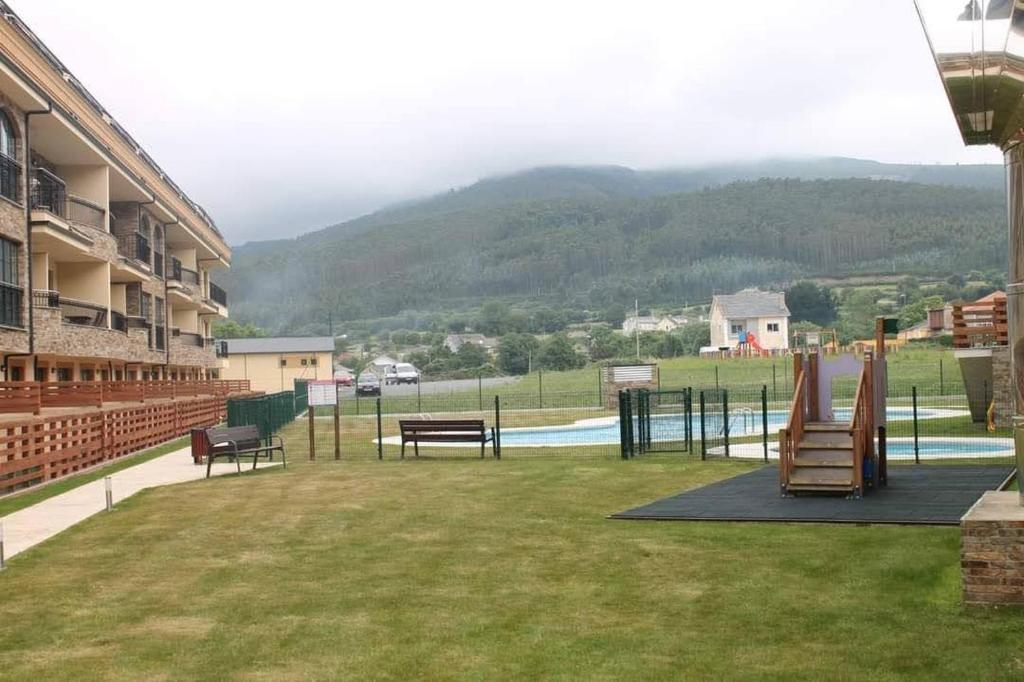 un parc avec des chaises et une piscine avec des montagnes en arrière-plan dans l'établissement Casa Amparo, à San Miguel de Reinante