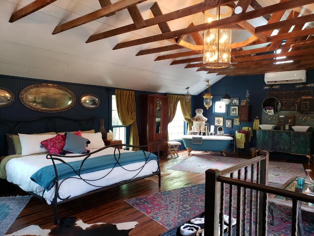 um quarto com uma cama num quarto com paredes azuis em Cedar Oaks Inn The Birdcage Saloon em Dickinson