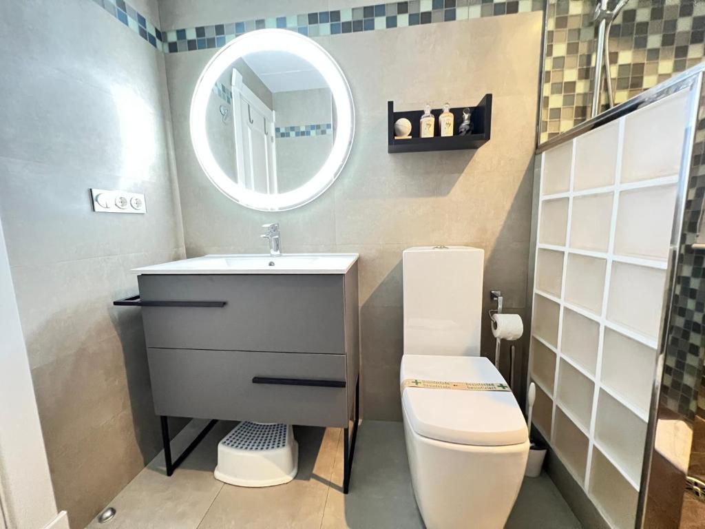 Kúpeľňa v ubytovaní PUSHE Penthouse Playa Granada Beach & Golf 2