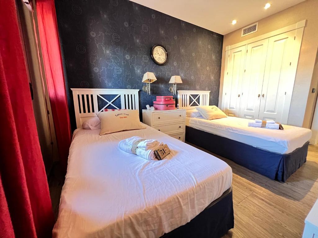 Posteľ alebo postele v izbe v ubytovaní PUSHE Penthouse Playa Granada Beach & Golf 2