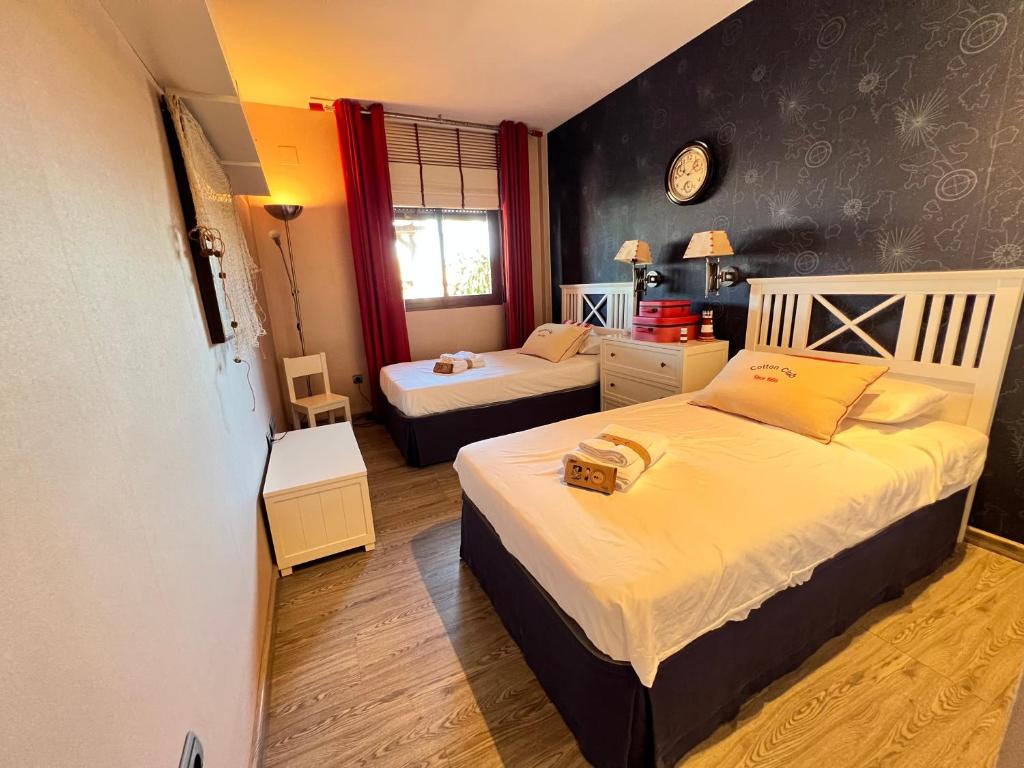 Posteľ alebo postele v izbe v ubytovaní PUSHE Penthouse Playa Granada Beach & Golf 2