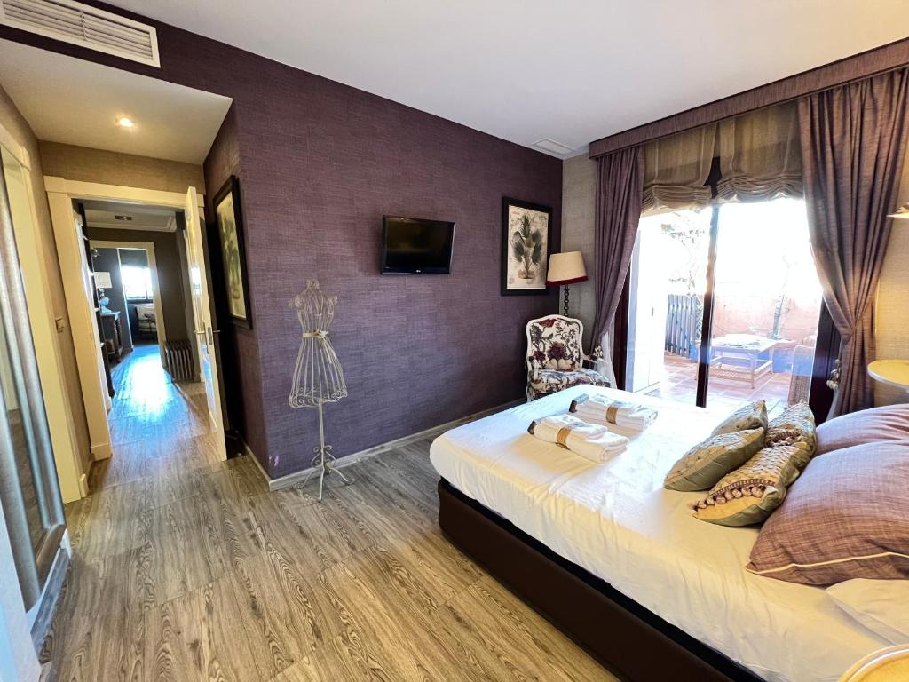 Posteľ alebo postele v izbe v ubytovaní PUSHE Penthouse Playa Granada Beach & Golf 2