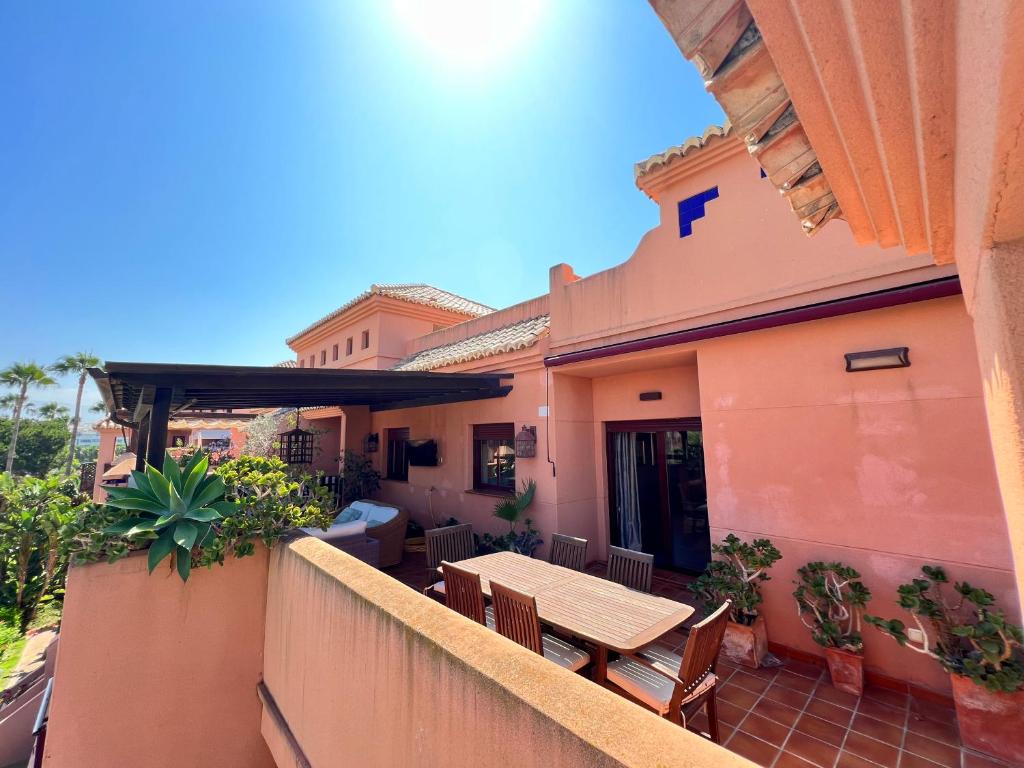 Balkón alebo terasa v ubytovaní PUSHE Penthouse Playa Granada Beach & Golf 2