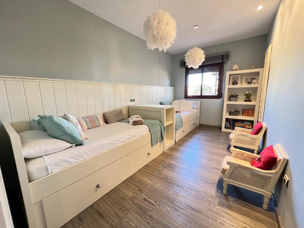 Posteľ alebo postele v izbe v ubytovaní PUSHE Penthouse Playa Granada Beach & Golf 2