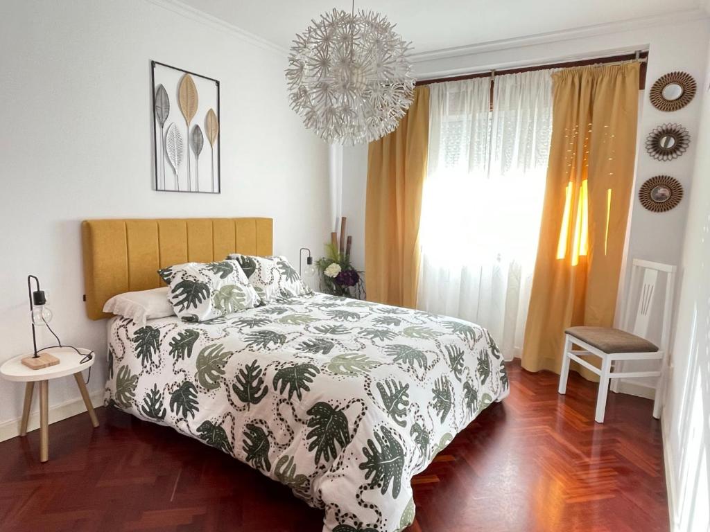 Piso Plaza Ravella - Three-Bedroom Apartment