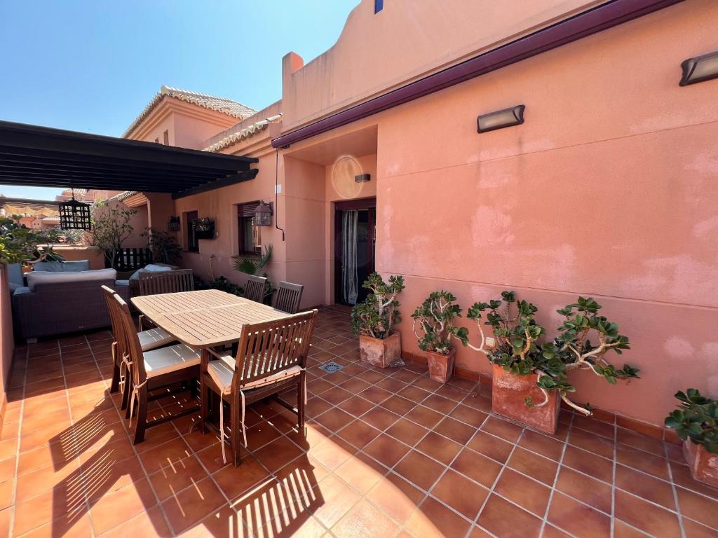 Balkón alebo terasa v ubytovaní PUSHE Penthouse Playa Granada Beach & Golf 2