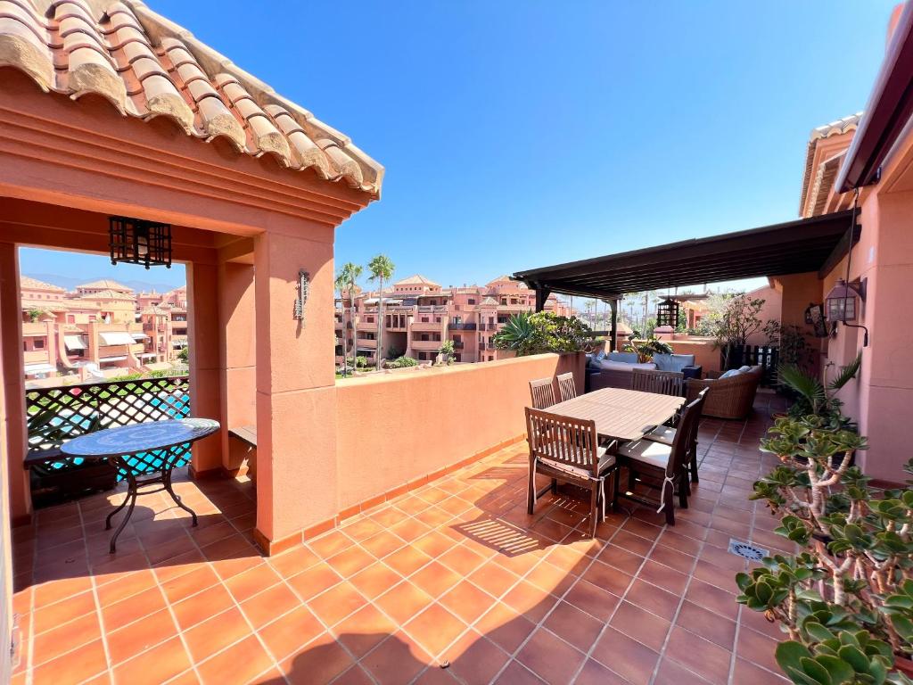 Balkón alebo terasa v ubytovaní PUSHE Penthouse Playa Granada Beach & Golf 2