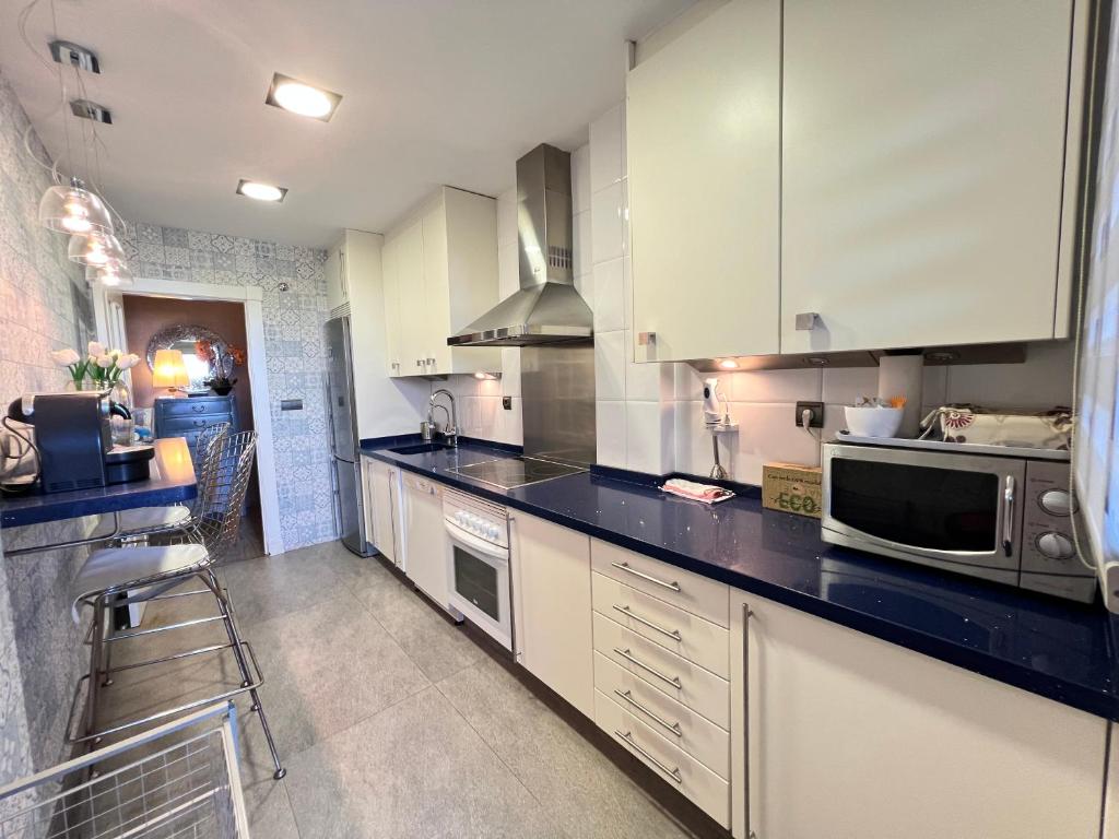 Kuchyňa alebo kuchynka v ubytovaní PUSHE Penthouse Playa Granada Beach & Golf 2