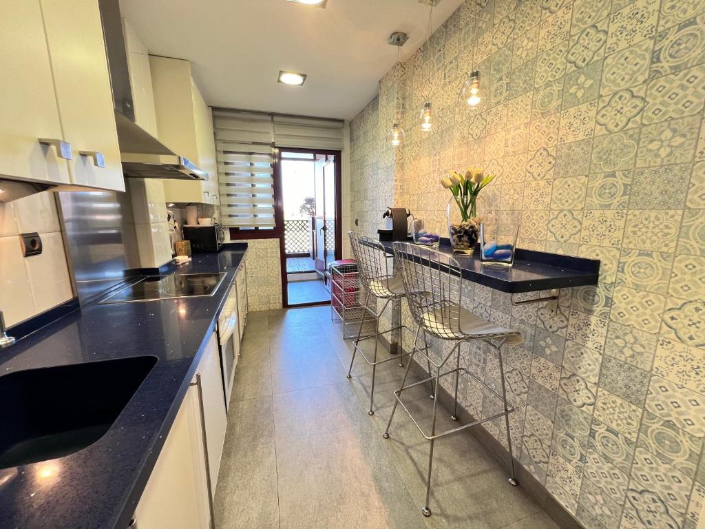 Kuchyňa alebo kuchynka v ubytovaní PUSHE Penthouse Playa Granada Beach & Golf 2